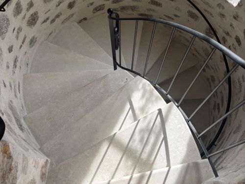Escalier hélicoïdal en pierre de taille : fabrication artisanale du tailleur de pierre Alain BIDAL
