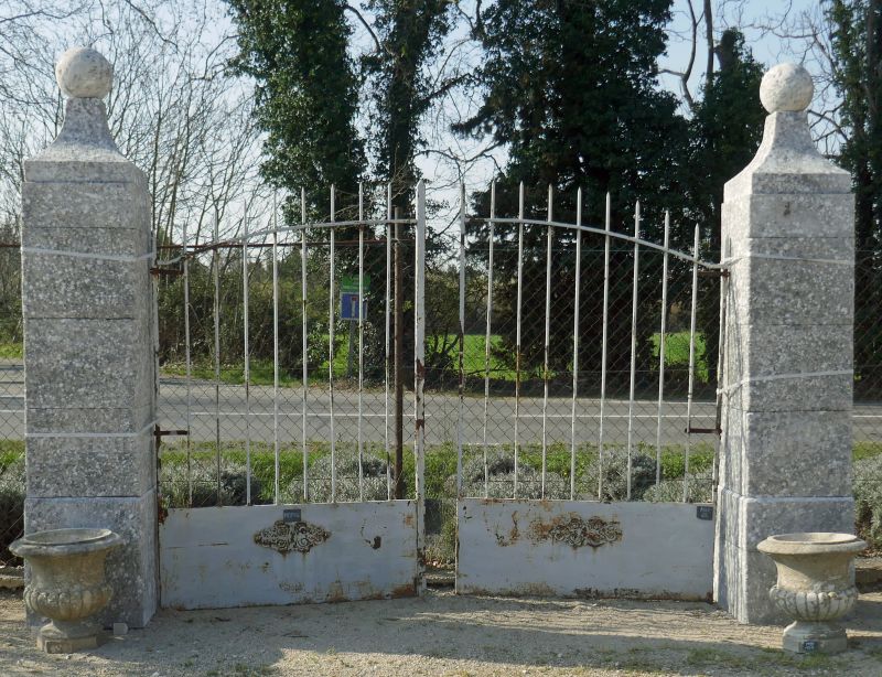 Gate stone pillars : pair of country style pillars by Alain BIDAL