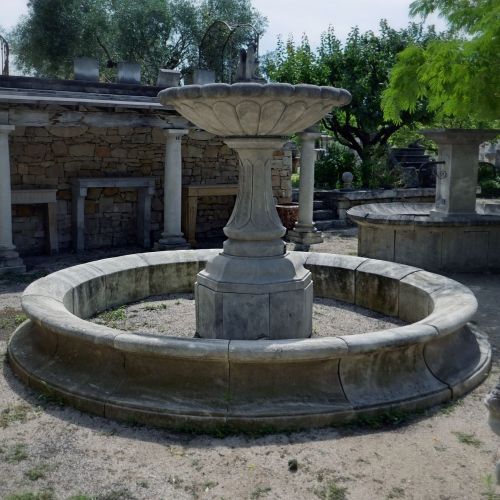 Magnifique fontaine de village de style rustique traditionnel en Provence.