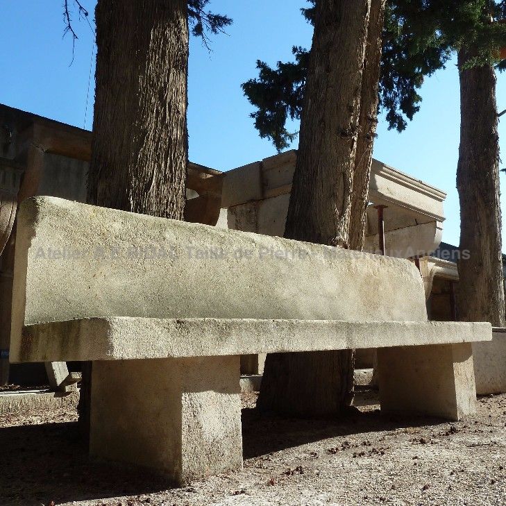 Par le tailleur de pierre de l'Isle sur Sorgue Alain Bidal, un banc en pierre pour l'extérieur.