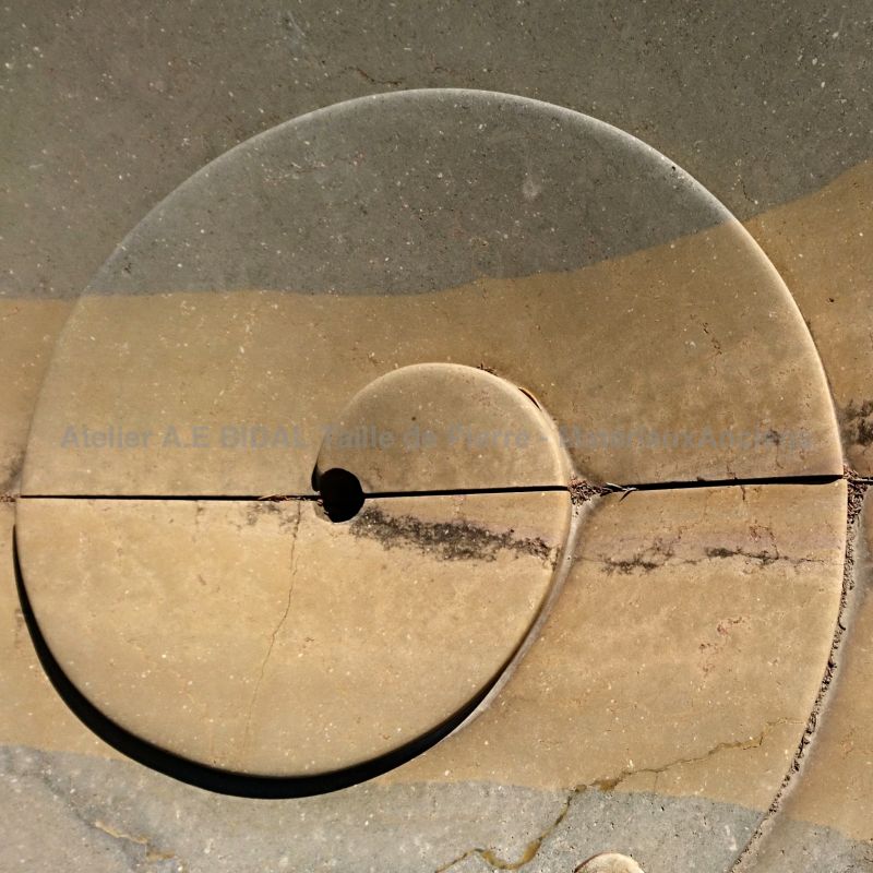 Détail de la spirale sculptée à la main sur le bassin de notre fontaine centrale en pierre de Bourgogne.
