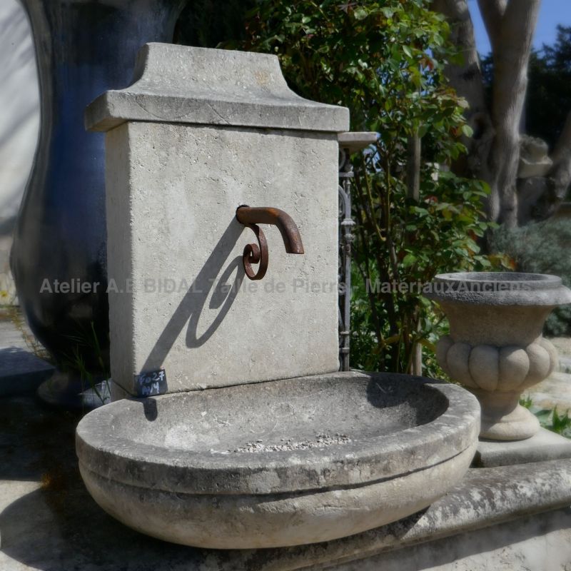 The stonemason Alain Bidal presents here his small stone garden fountain | Water fountain made of natural stone.