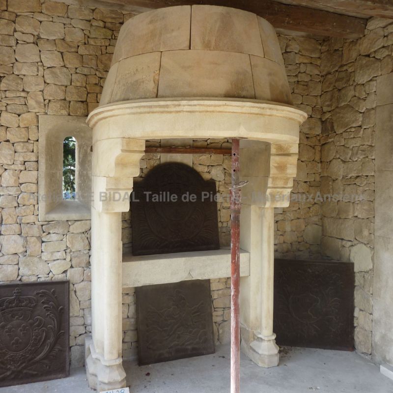Cheminée gothique en pierre taillée dans l'atelier Alain Bidal (Provence).