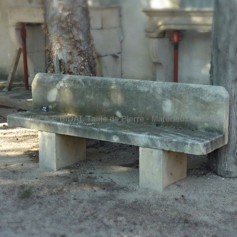 Grand banc en pierre réalisé à l'Isle sur sorgue par le tailleur de pierre de notre atelier du Vaucluse.
