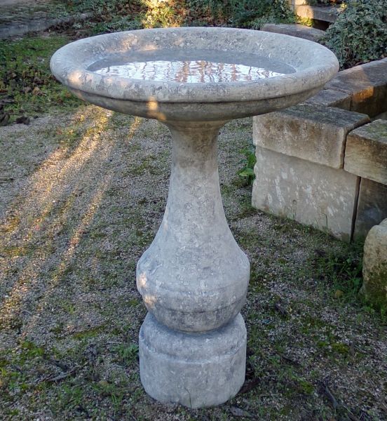 Décoration en pierre : vasque sur pied balustre - Un élégant bain à oiseaux de l'Atelier Alain BIDAL
