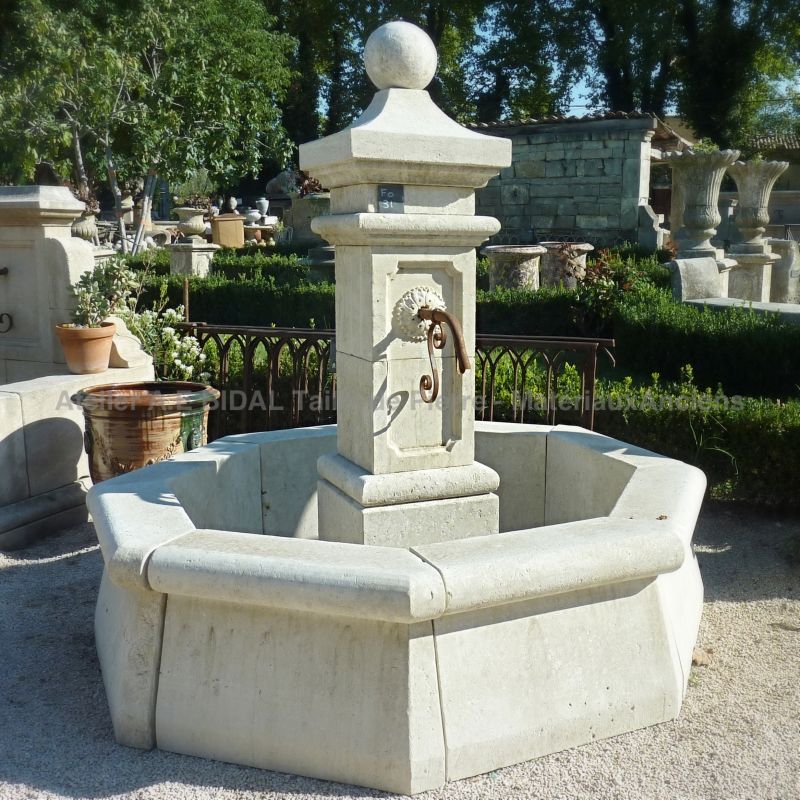 Fontaine de jardin centrale en pierre de taille par le tailleur de pierre Alain Bidal (Provence)