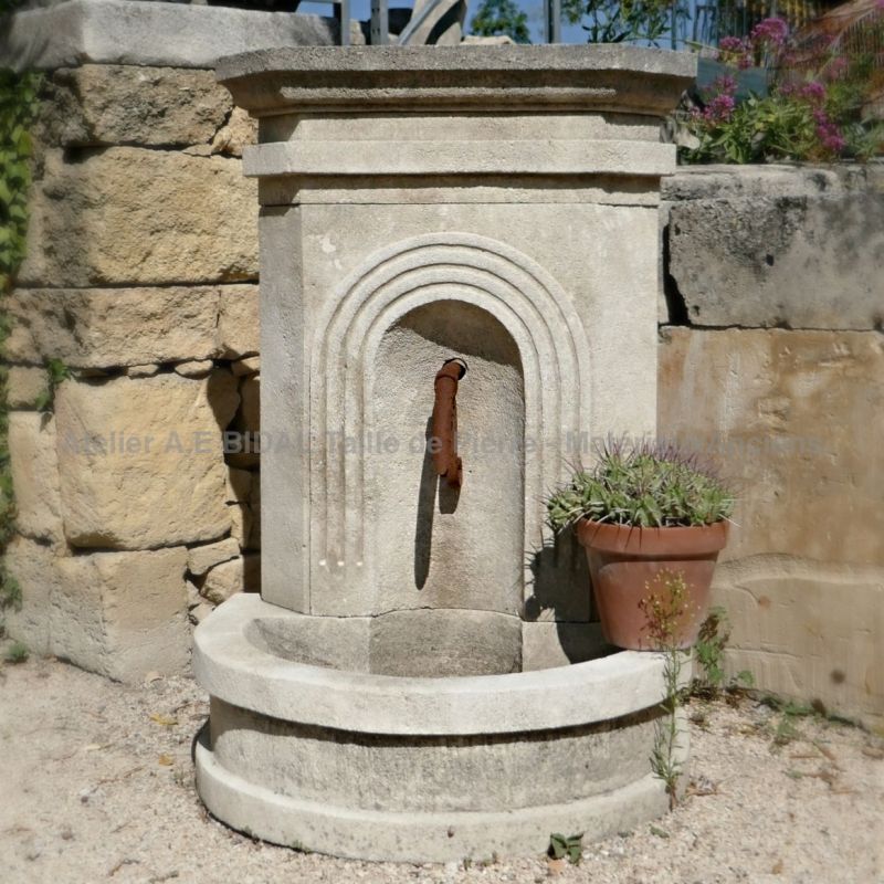 Wall fountain in carved limestone - Atelier Alain BIDAL, stone mason in Provence