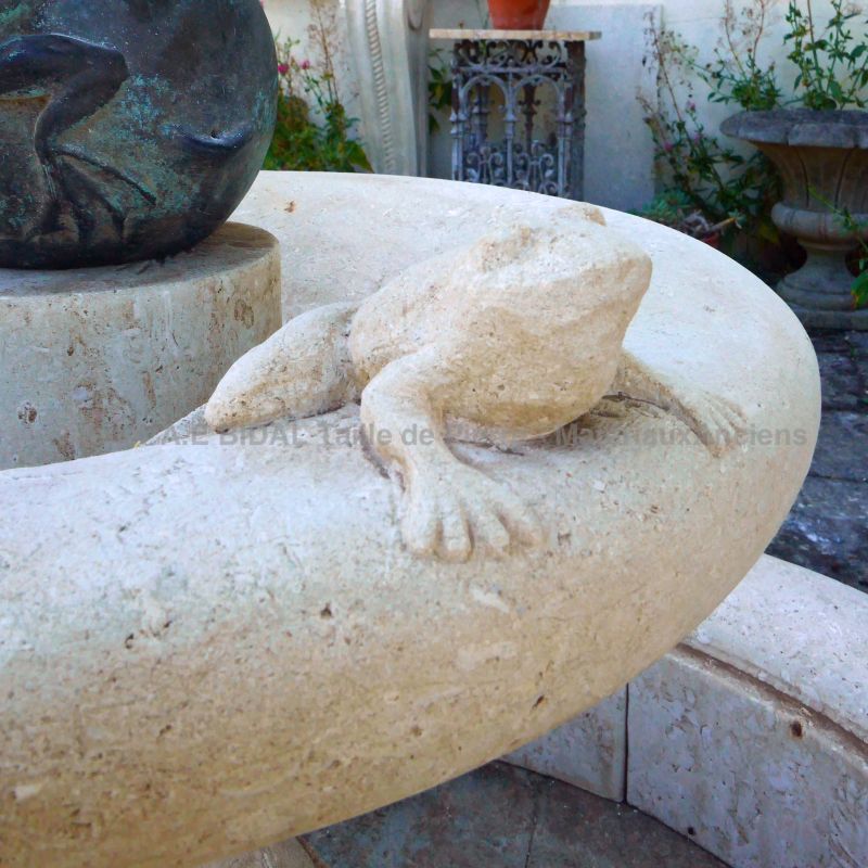 Bassin rond en pierre avec grenouille sculptée et putto en terre cuite : Atelier Alain BIDAL (Provence)