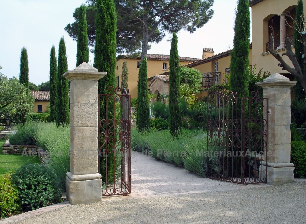 Piliers d'entrée en pierre de taille : fabrication artisanale sur mesure par Atelier Alain BIDAL