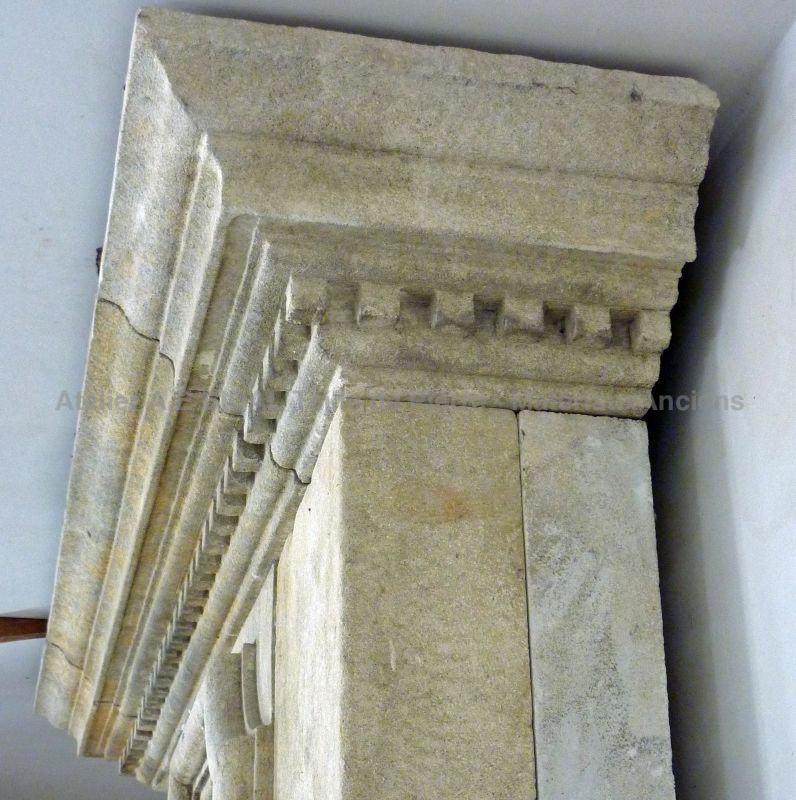 Hand-sculpted details on the cornice of our beautiful Louis XIII stone fireplace - Atelier Alain BIDAL (Provence)