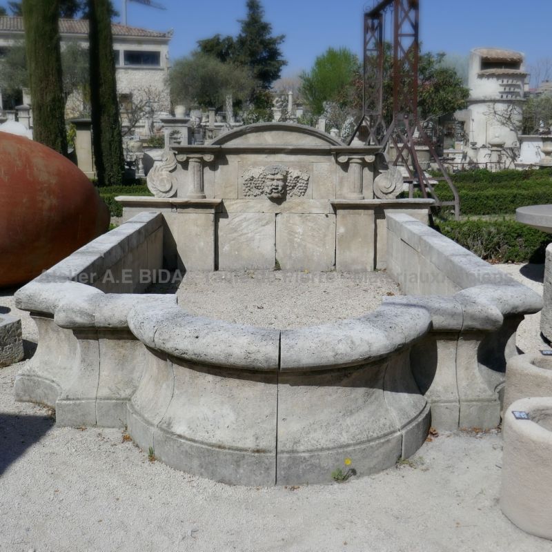 Bassin de nage en pierre de taille réalisé en Provence par Alain Bidal, tailleur de pierre expérimenté.