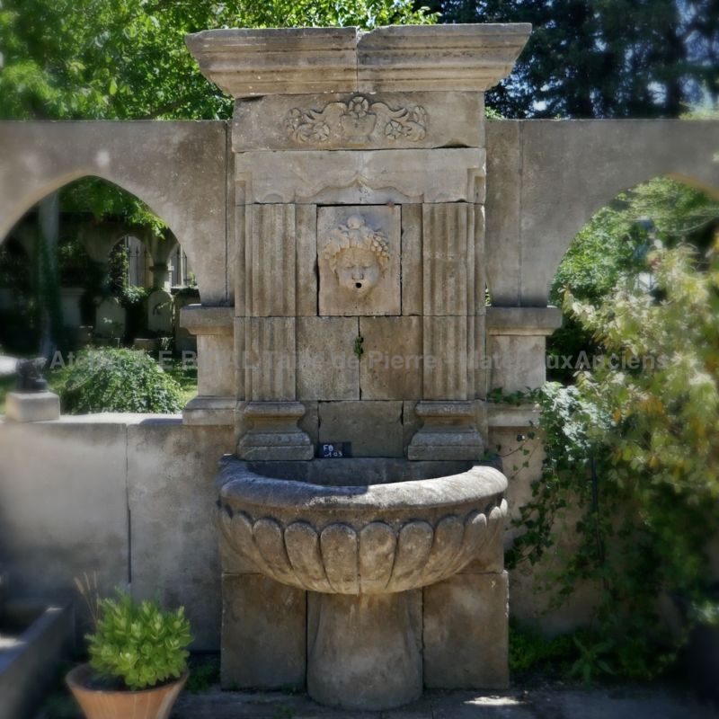 Fountain in stone from Provence - High quality sculpture made by our stonemason.