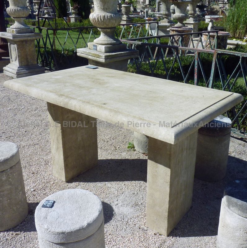 Table en pierre confectionnée artisanalement en Provence par le tailleur de pierre Alain Bidal