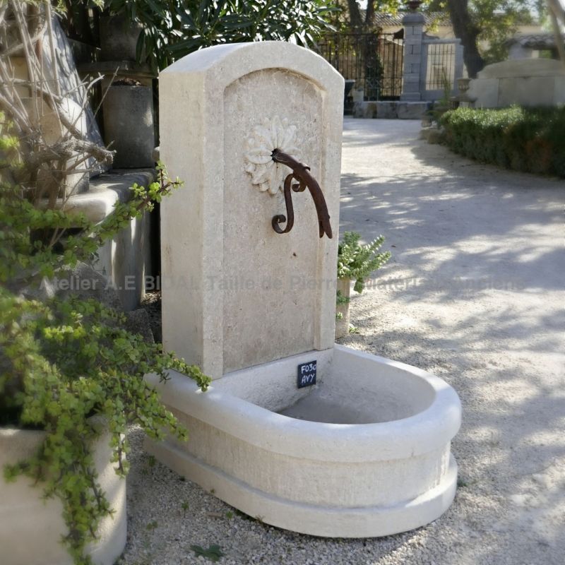 Small wall-fountain in stone from Alain BIDAL, stone cutter in Provence.