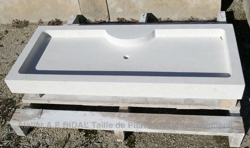 Fabrication artisanale d'éviers en pierre calcaire : Atelier Alain Bidal - Provence.