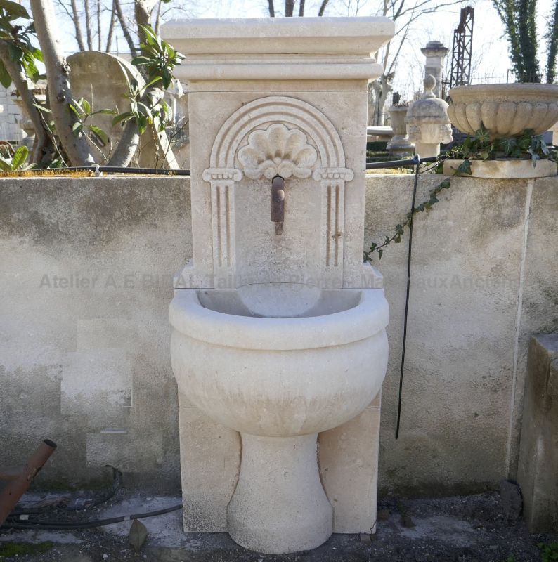 Fontaine en pierre murale pour aménagement en extérieur - Atelier Alain Bidal.