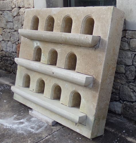 Plaque de pigeonnier en pierre d’Avy avec 11 boulins cintrés - Atelier Alain BIDAL, Provence