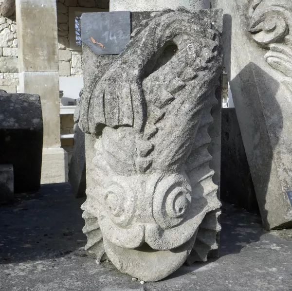 Sculpture en pierre décorative pour extérieur : poisson cracheur d'eau - Atelier Alain BIDAL (Provence)