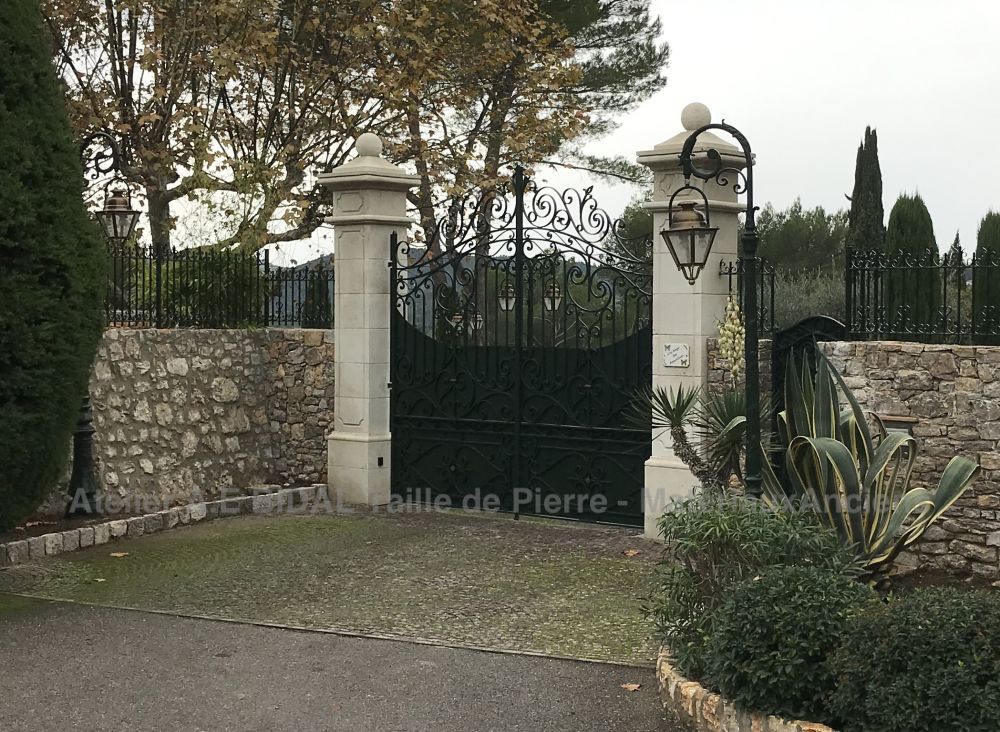 Piliers pour portail en pierre naturelle : fabrication artisanale par l'Atelier Alain BIDAL