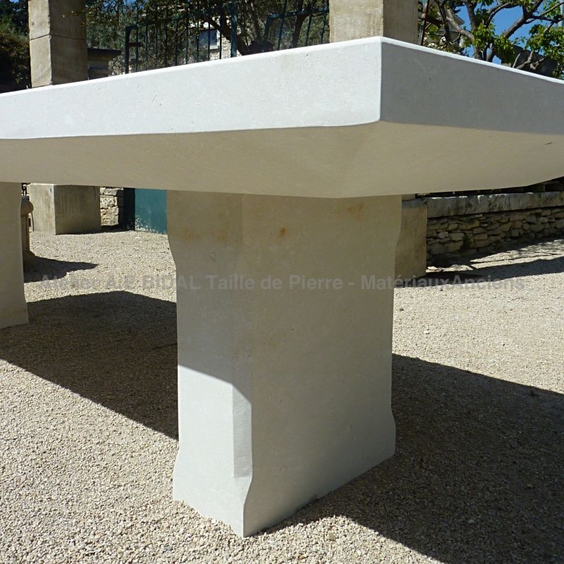 Très belle table en pierre: taille de pierre précise et sans défauts pour un meuble design de qualité.