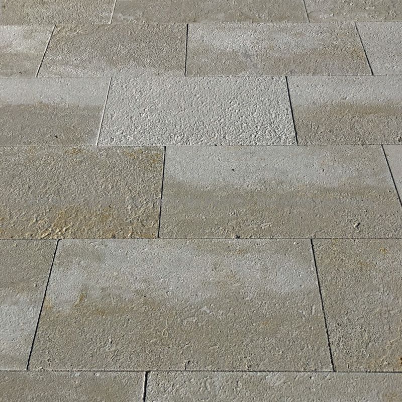 Dallage en pierre pour l'extérieur - margelle piscine ou terrasse en pierre par exemple.