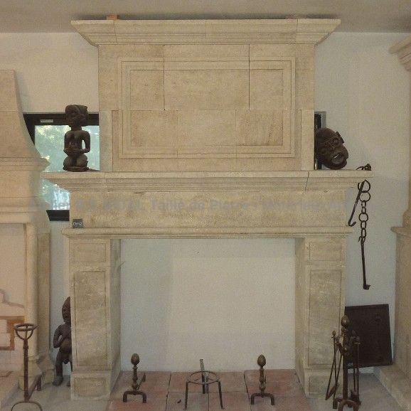 Cheminée en pierre d'Estaillades, extraite dans une carrière française - Atelier Alain BIDAL (Provence)
