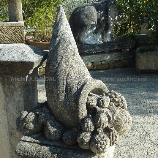 Corne d'abondance par l'atelier Bidal en Provence - sculpture en pierre.