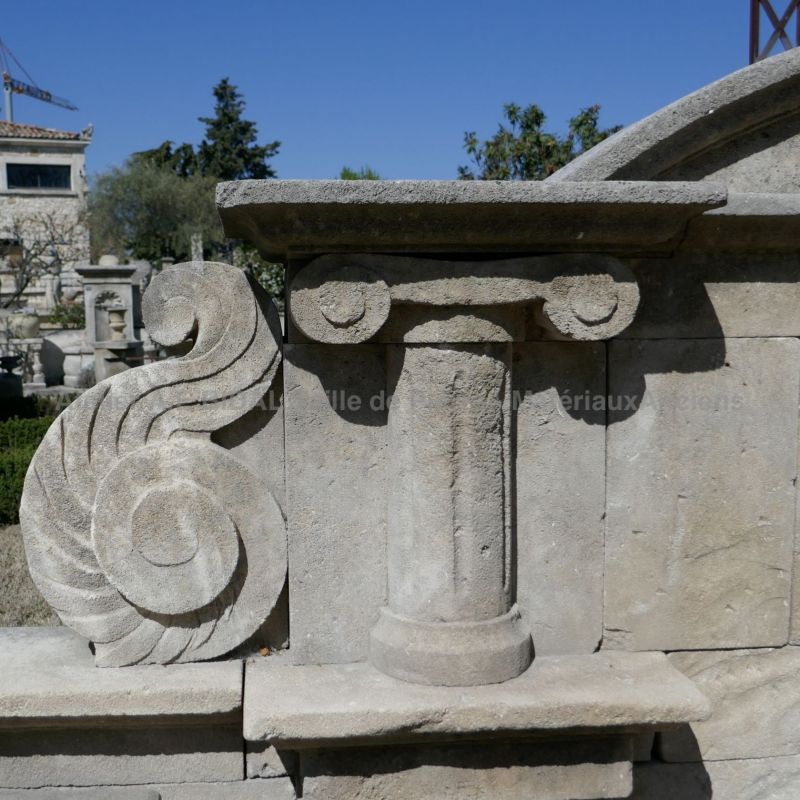 Fronton de notre fontaine de jardin en pierre | Vente de fontaines et bassins en pierre en Provence chez l'Atelier Bidal.