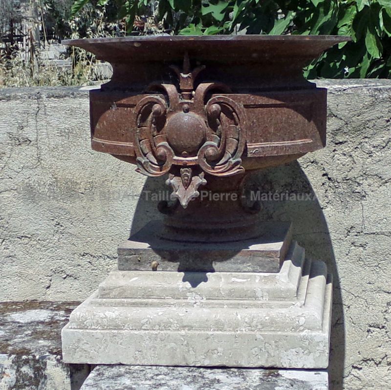 Stone pedestal and cast iron vase to enhance your garden - Atelier Alain BIDAL (Provence)