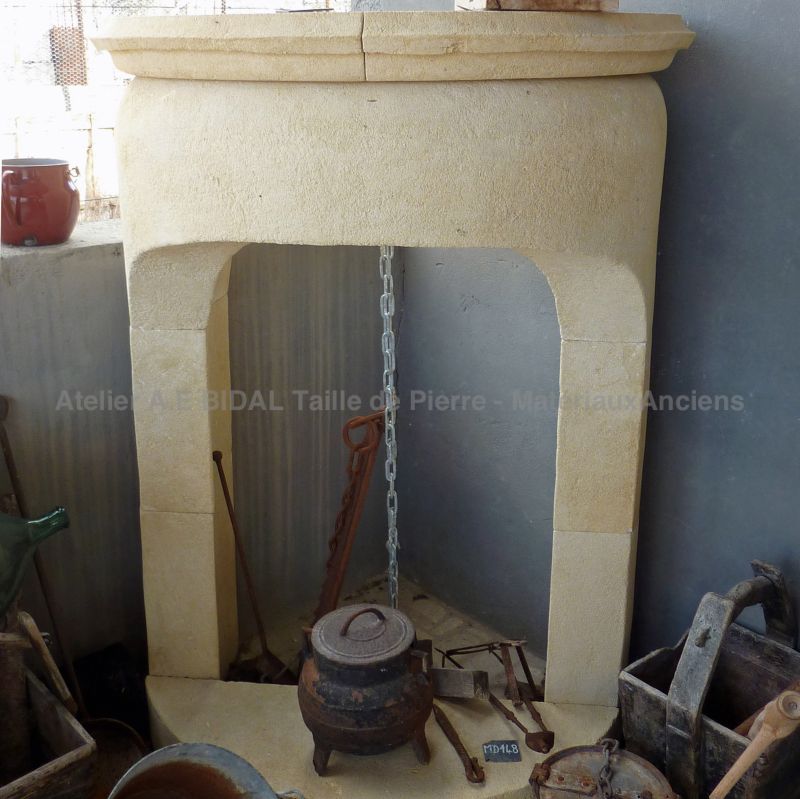 La cheminée gothique : un très bel élément de décoration en pierre - Atelier Alain BIDAL (Provence)