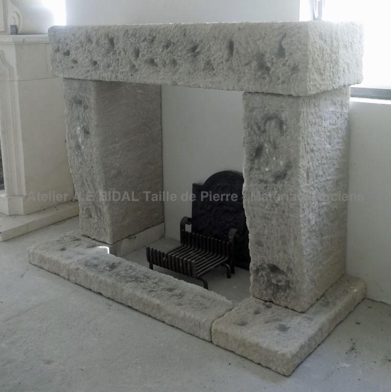 Belle cheminée rustique en pierre naturelle : Atelier Alain BIDAL - Provence