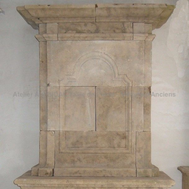 Cheminée avec trumeau de style Louis XIII en pierre de Provence - Atelier Alain Bidal (Provence)