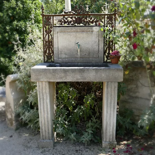 Outdoor stand-alone shallow sing in stone - Atelier Alain Bidal (Provence)