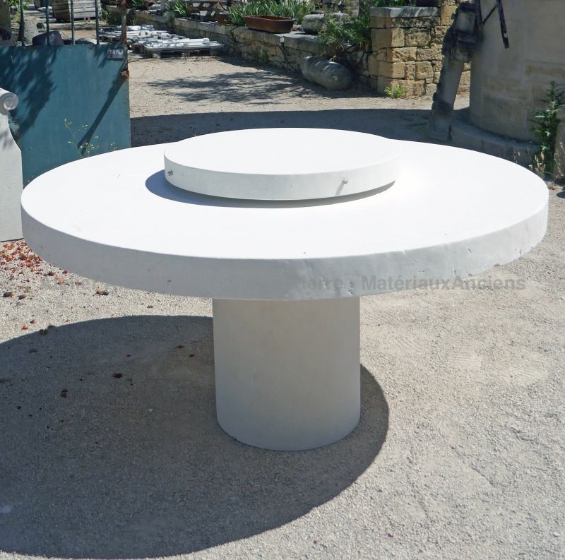 Table ronde en pierre naturelle par Alain Bidal artisan tailleur de pierre en Provence.