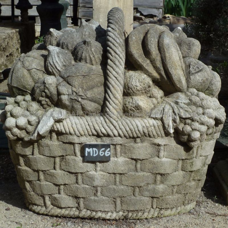 Sculpture en pierre naturelle d'un panier d'abondance.