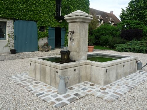 How to install a stone fountain yourself. The Atelier BIDAL answers all of your questions on this subject !