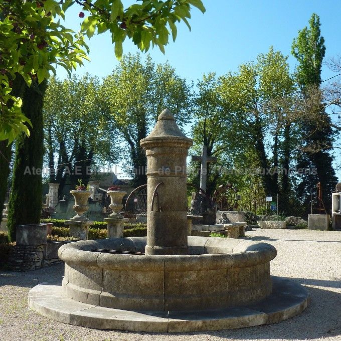 Large central fountain in stone crafted in natural limestone - Atelier Alain BIDAL (Provence)