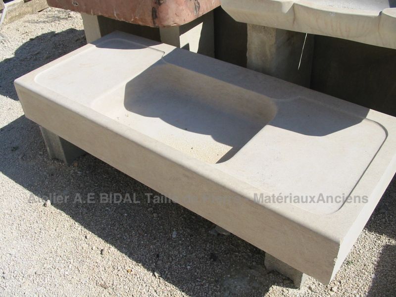 Evier en pierre avec égouttoirs et plan de travail de fabrication artisanale de l'atelier Alain BIDAL ( Provence)