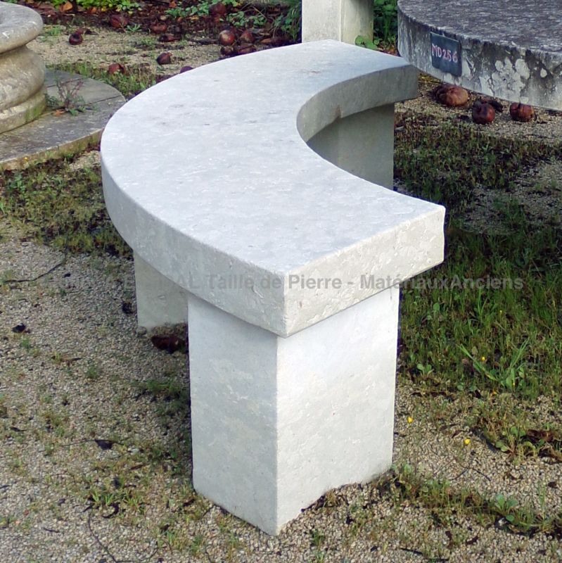 Banc en pierre non gélive : un long banc de jardin cintré - Atelier Alain BIDAL (Provence)
