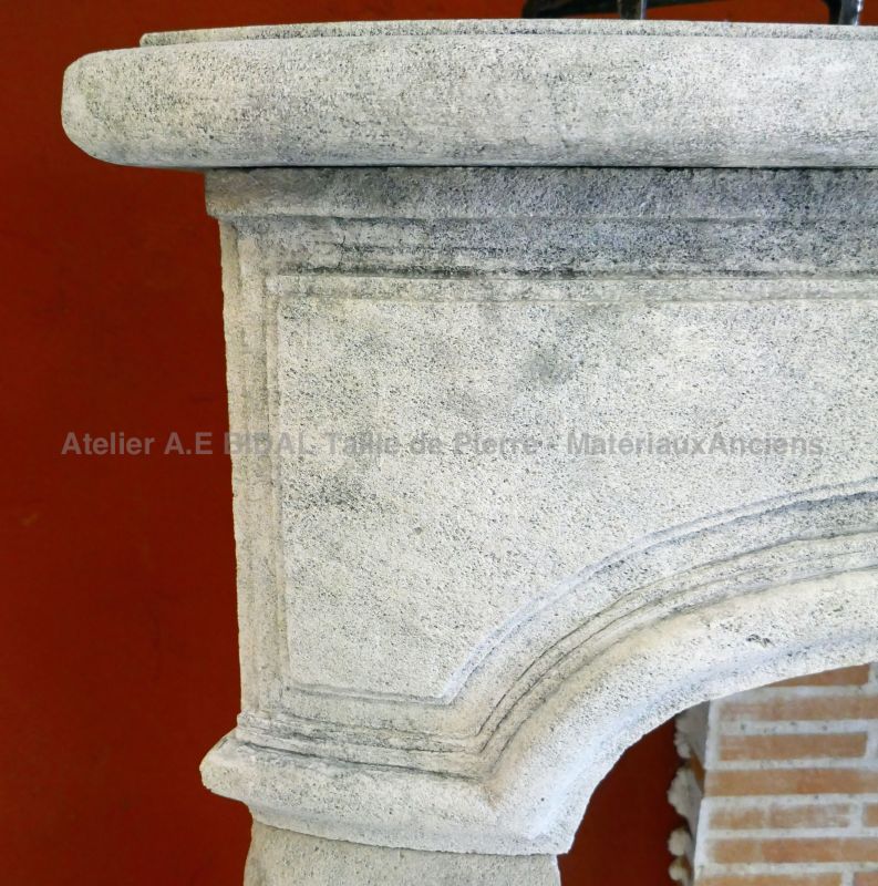 Détail des moulures sculptées à la main sur la cheminée Régence de l'Atelier Alain BIDAL.