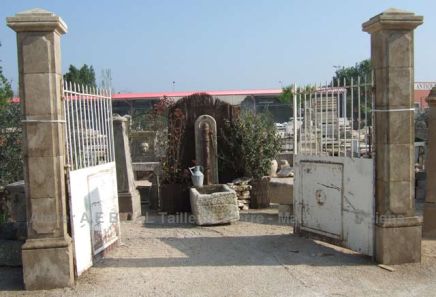 Piliers en taille de pierre - un bel ouvrage signé par le tailleur de pierre AE Bidal.