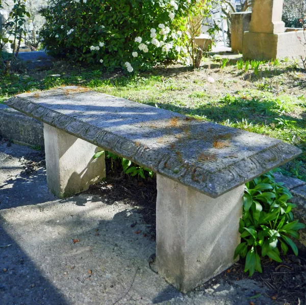 Banc en pierre par Atelier Alain BIDAL, tailleur de pierre en Provence