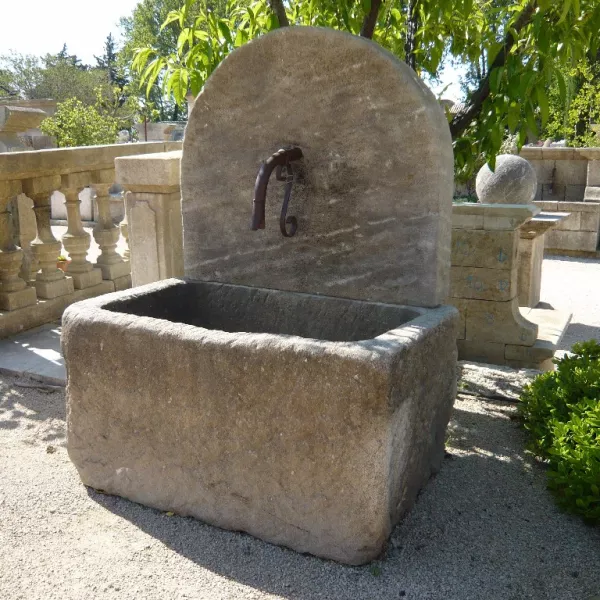 Fontaine de jardin dite fontaine murale à bac massif par l'atelier de taille de pierre du Vaucluse Bidal.