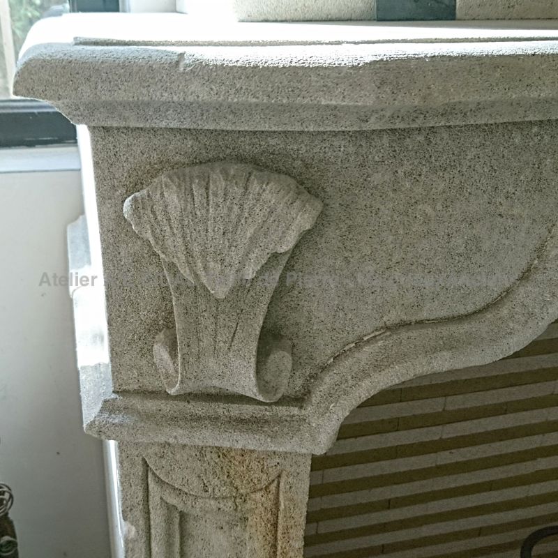 Cheminée à trumeau réalisée en pierre de taille issue de carrières de Provence - Atelier Alain BIDAL (Provence)
