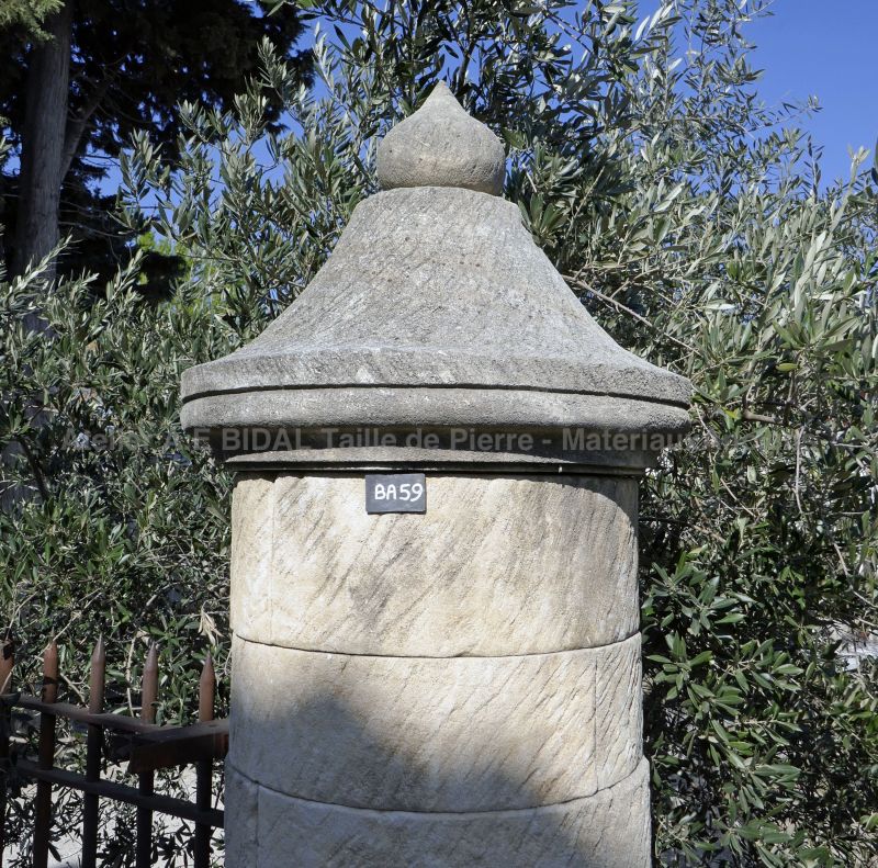 Capital for pillar of cylindrical shape carved in stone - Atelier Alain BIDAL.