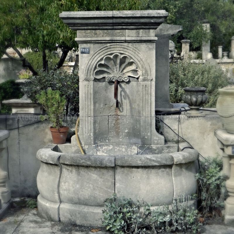 Fontaine murale en pierre de type rustique du tailleur de pierre Alain Bidal.