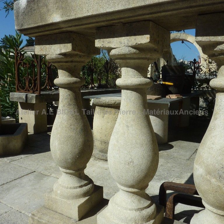 Balustrade de terrasse ou ballustrade extérieure - pierre naturelle travaillée par un tailleur de pierre.
