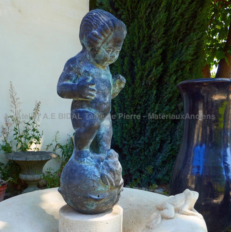 Décor de putto en terre cuite patinée : Fontaine centrale en vente chez Atelier Alain BIDAL (Provence)