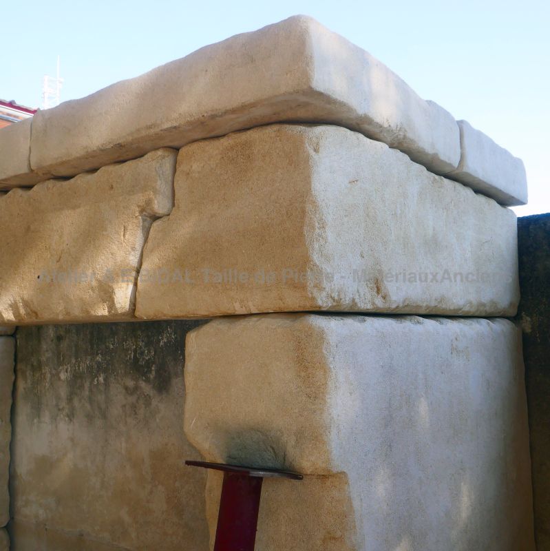 Cheminée de Provence en pierre brute et patinée - Atelier Alain BIDAL (Provence)