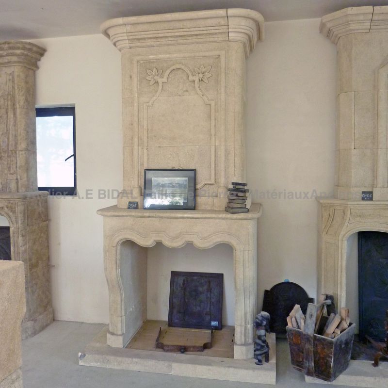 Cheminée pour insert en pierre naturelle de style Louis XV - Atelier Alain BIDAL (Provence)